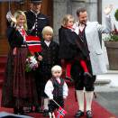 Kronprinsfamilien hilser barnetoget i Asker (Foto: Cornelius Poppe, Scanpix)